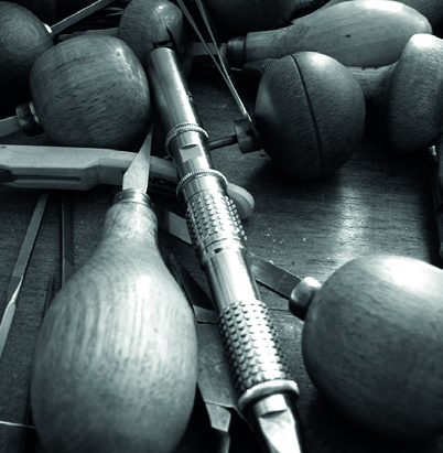 Outils de joaillier sur l’établi, photographie de l’atelier issue de la plaquette de Pascal.